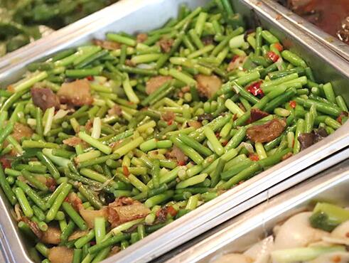 東莞食堂承包教你怎樣做好吃的蒜苔炒肉絲？
